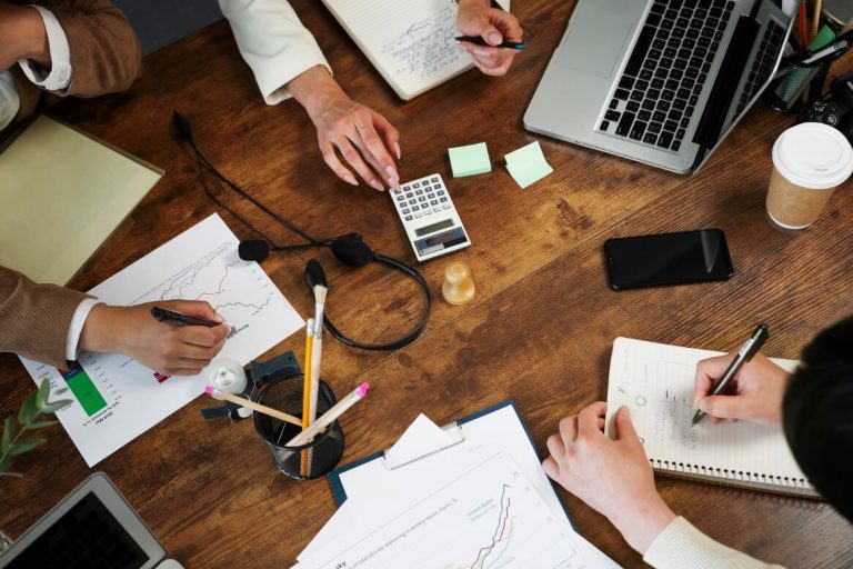 profissionais de tecnologia e negócios